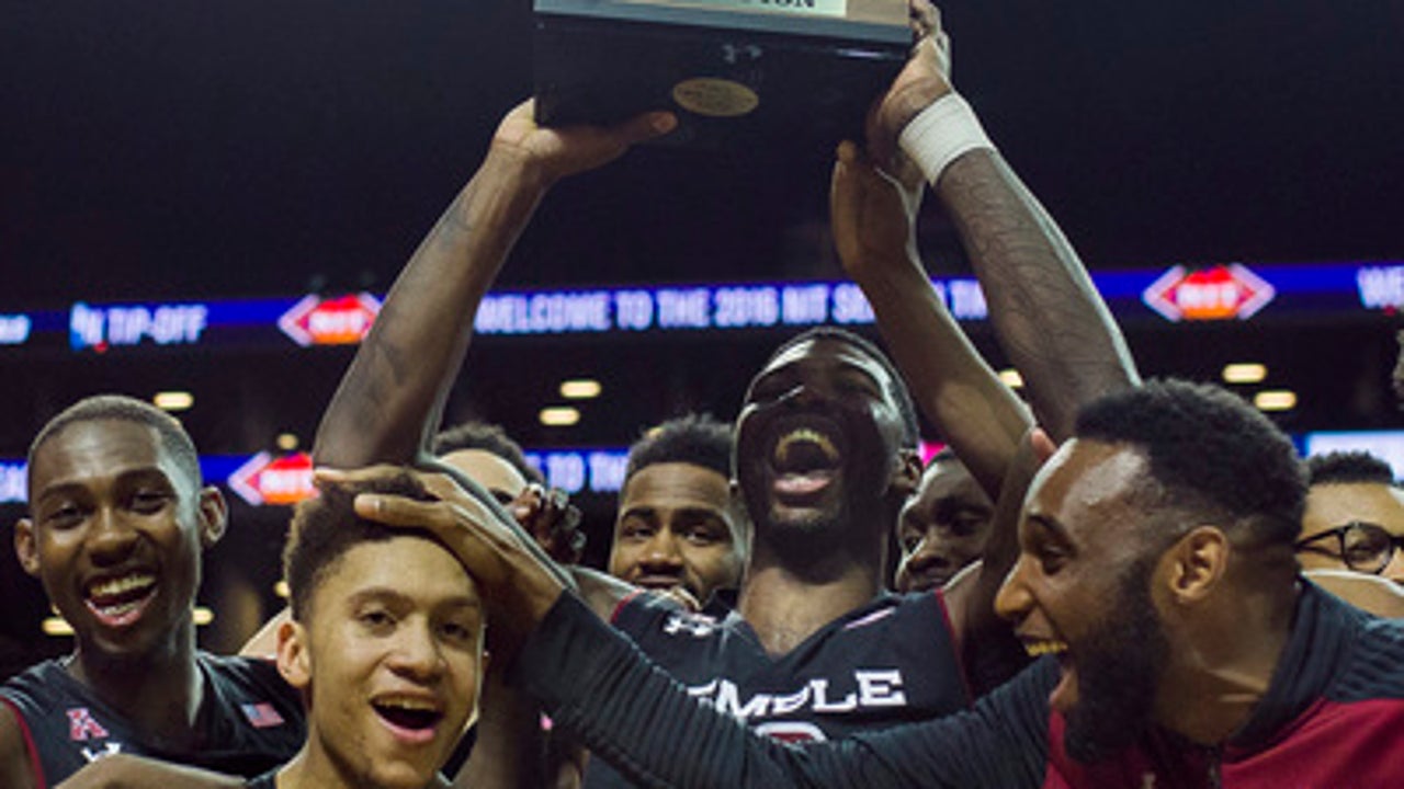 Enechionyia lifts Temple over No. 19 West Virginia, 81-77